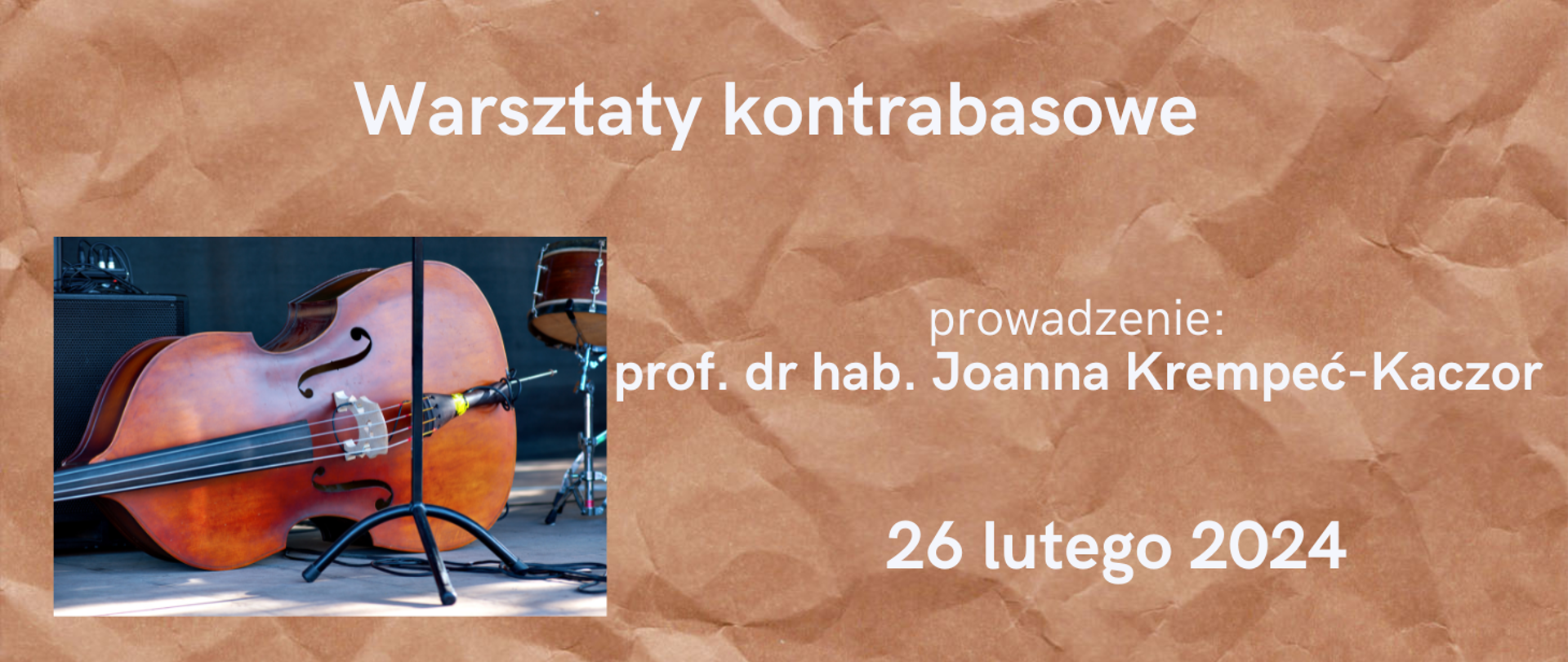 Na beżowym tle, w lewym dolnym rogu zdjęcie leżącego na boku kontrabasu. Na górze tekst w kolorze białym "Warsztaty kontrabasowe", z prawej strony tekst w kolorze białym: „prowadzenie: prof. dr hab. Joanna Krempeć-Kaczor, 26 lutego 2024".