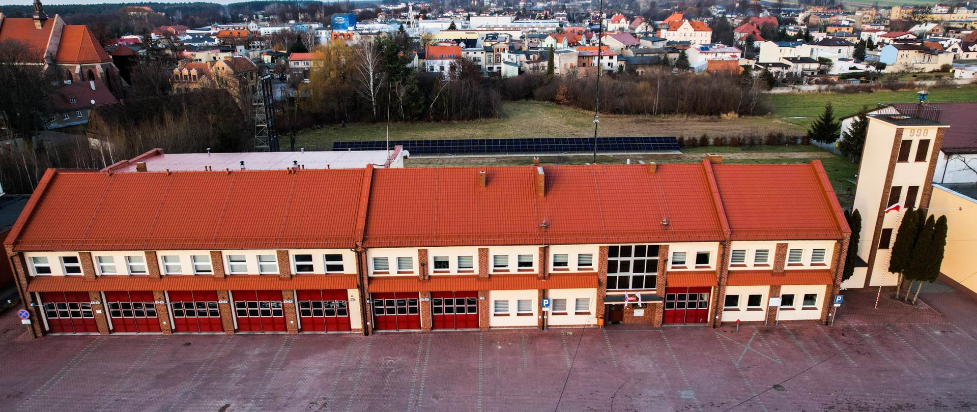 Zdjęcie budynku komendy powiatowej wykonane z lotu ptaka od strony ulicy. 