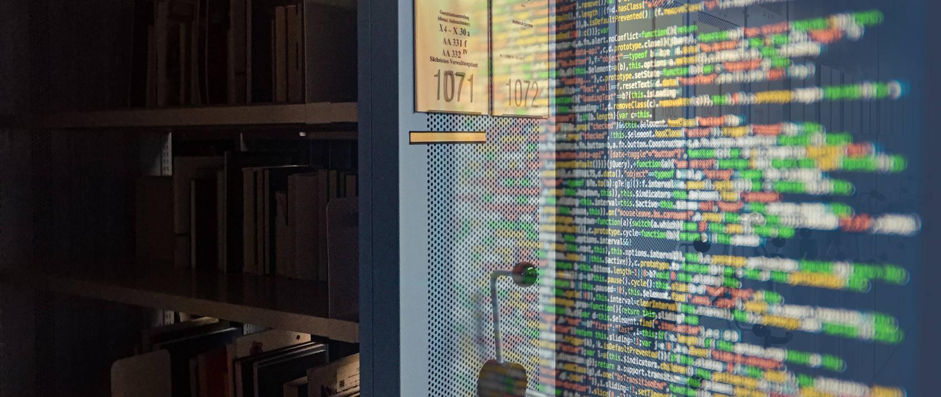 Dwa zdjęcia, jedno przechodzące płynnie w drugie - po lewej starodawne szafy na gromadzenie materiałów po prawej ciąg znaków na ekranie komputera, który sugeruje dane elektroniczne