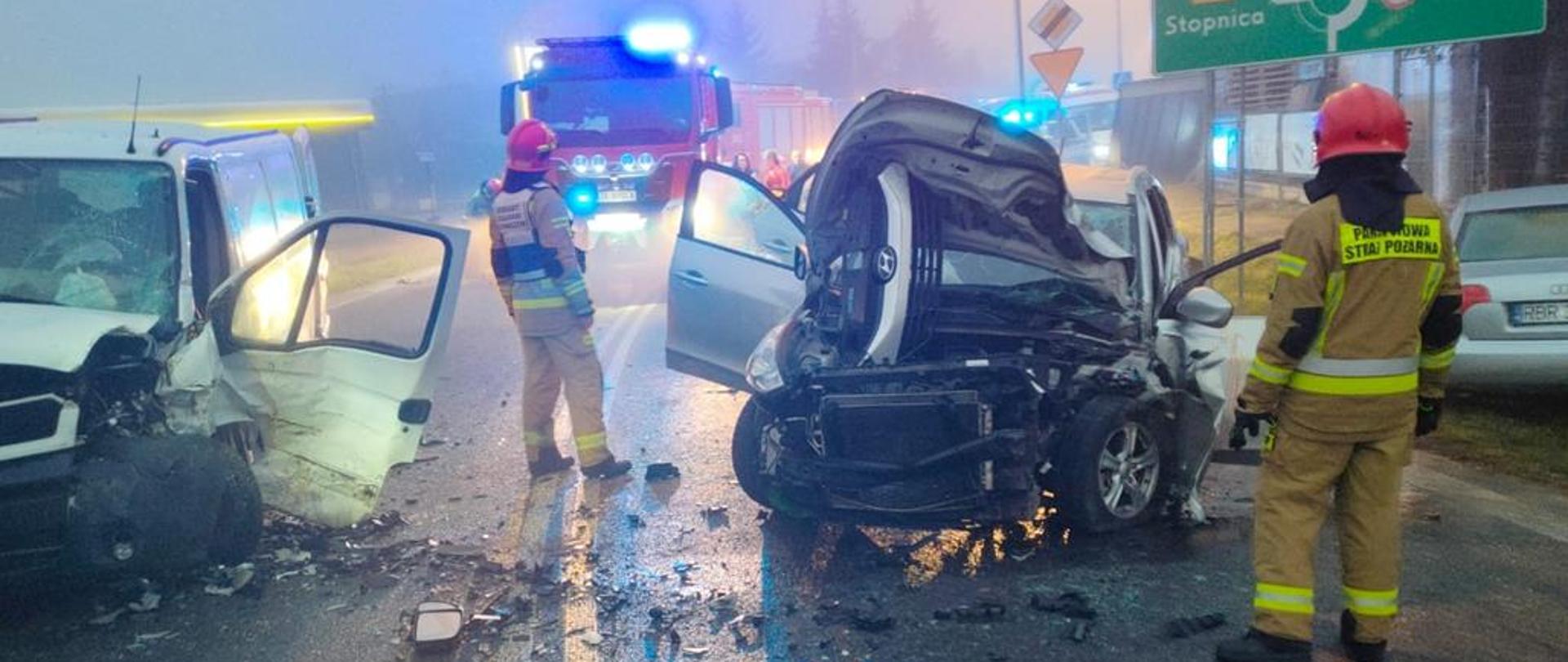 Działania ratownicze podczas wypadku w miejscowości Staszów