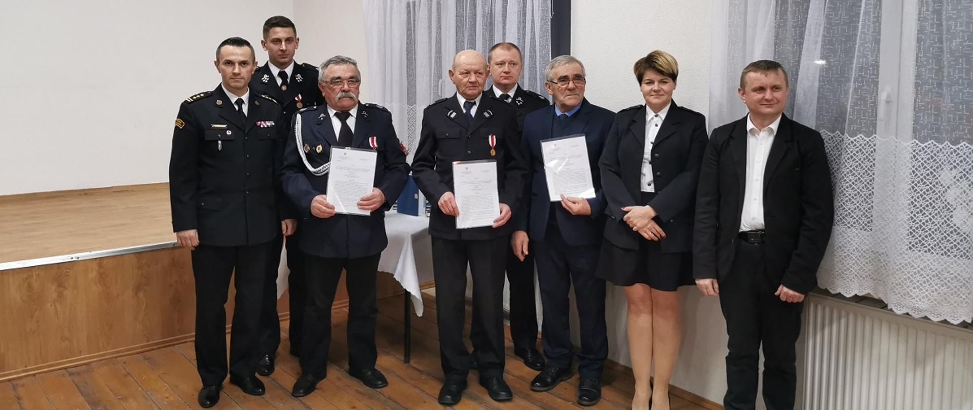 Zdjęcia przedstawia strażaków którym zostały wręczone decyzje wraz z Komendantem Powiatowym PSP, wójtem gminy oraz druhami z OSP Tuczępy