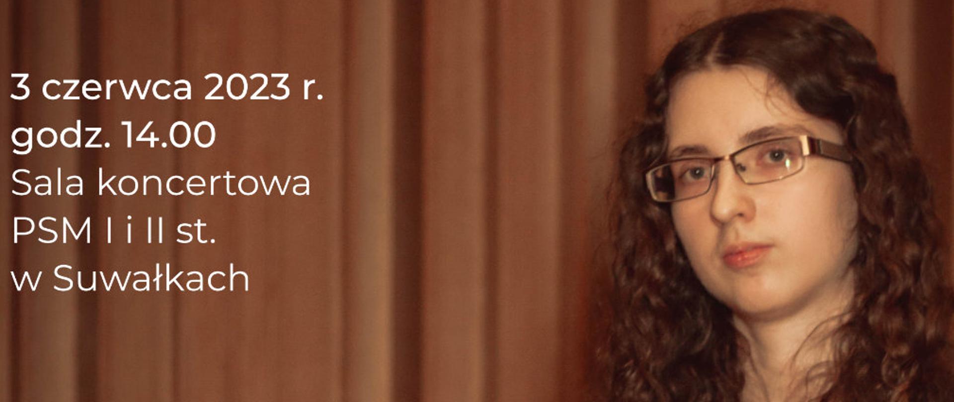 Plakat recitalu dyplomowego Elizy Kłoczko. Przedstawia zdjęcie wykonawczyni recitalu: w ręce trzyma 4 pałeczki nad wibrafonem. Na ciemnym tle. Na plakacie białą czcionką napisany jest program recitalu, data, nazwisko wykonawczyni, akompaniamentu oraz nauczyciela.