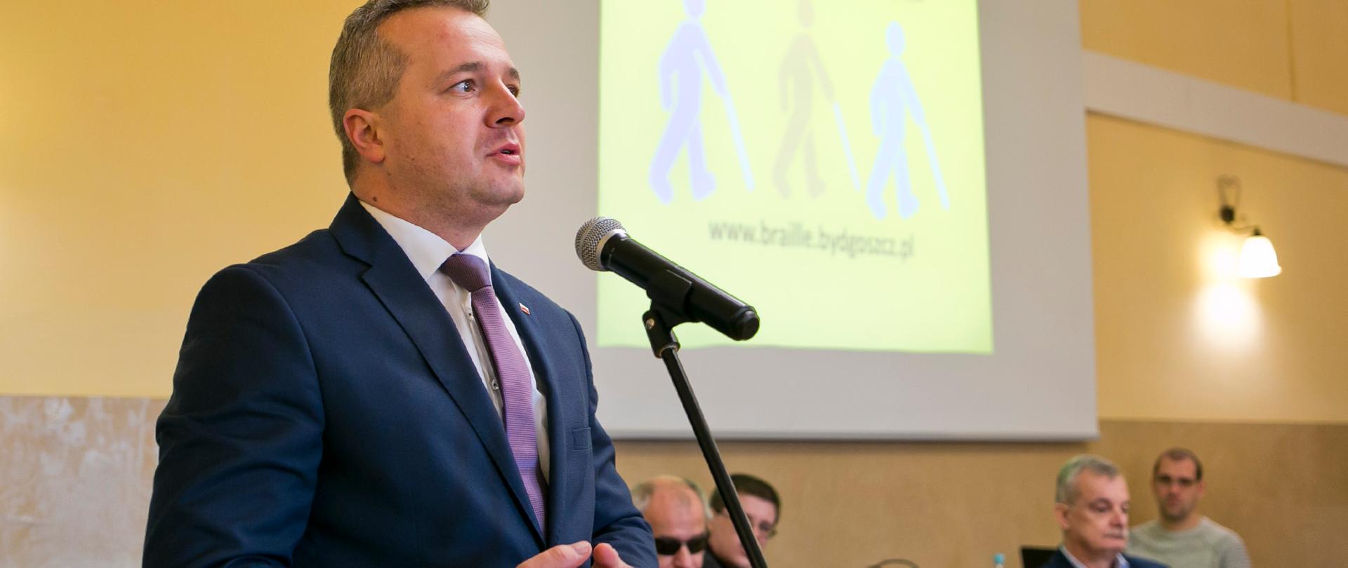 mężczyzna w garniturze