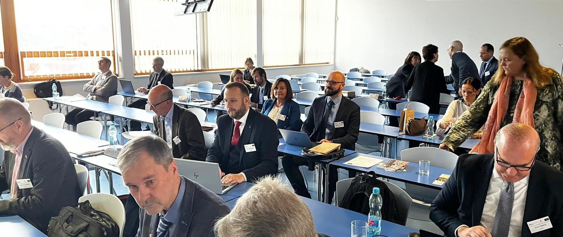 Zdjęcie przedstawia uczestników konferencji, w tym Alicję Kulkę p.o. GGK, Marcina Grudnia Dyrektora Dep. KN