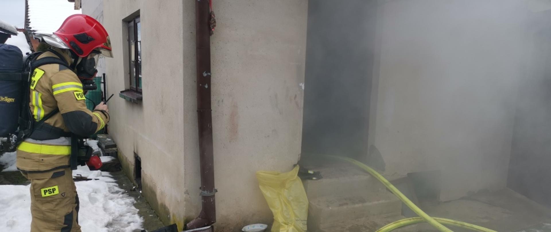 Gaszenie pożaru garażu przez jednostki ochrony przeciwpożarowej