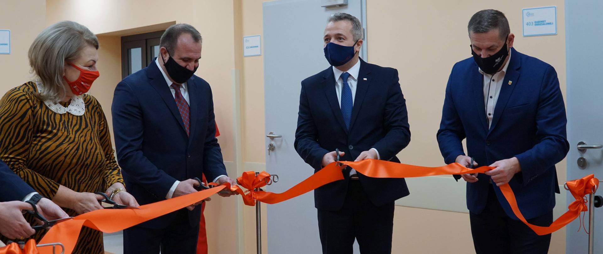 moment przecięcia wstęgi, otwarcie oddziału szpitala w Mogilnie