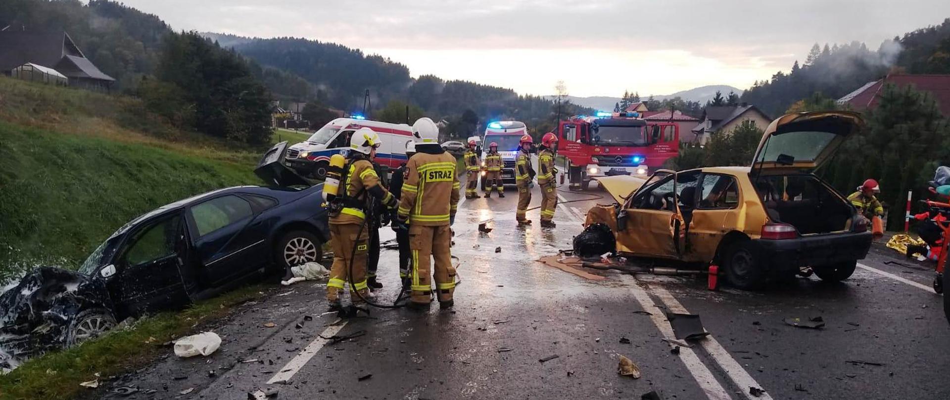 Rozbite samochody osobowe oraz strażacy