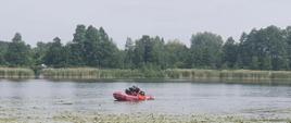 ćwiczenia ratownictwa wodnego z udziałem młodzieży szkolnej na jeziorze Sejny
