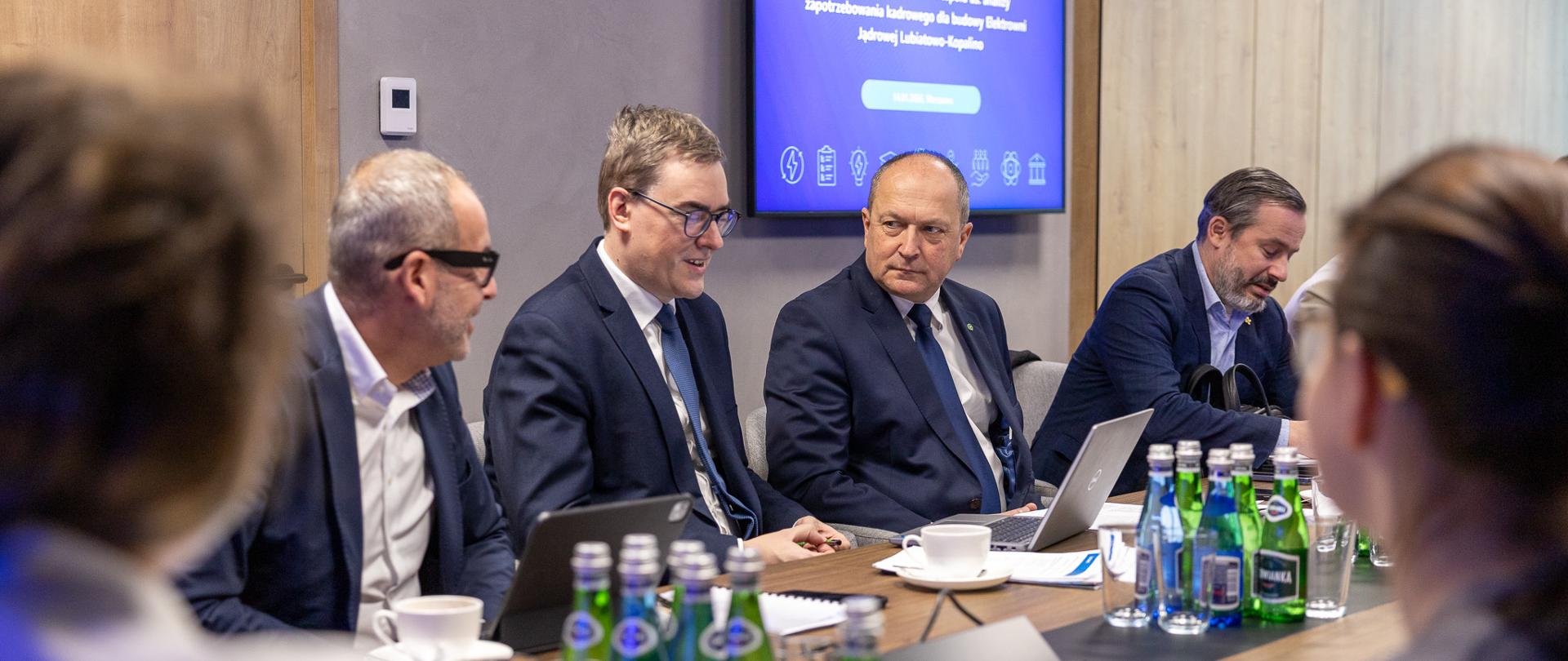 Wiceminister Henryk Kiepura wraz z innymi przedstawicielami uczestniczy w inauguracyjnym spotkaniu zespołu ds. analizy zapotrzebowania kadrowego dla budowy Elektrowni Jądrowej Lubiatowo–Kopalino. 