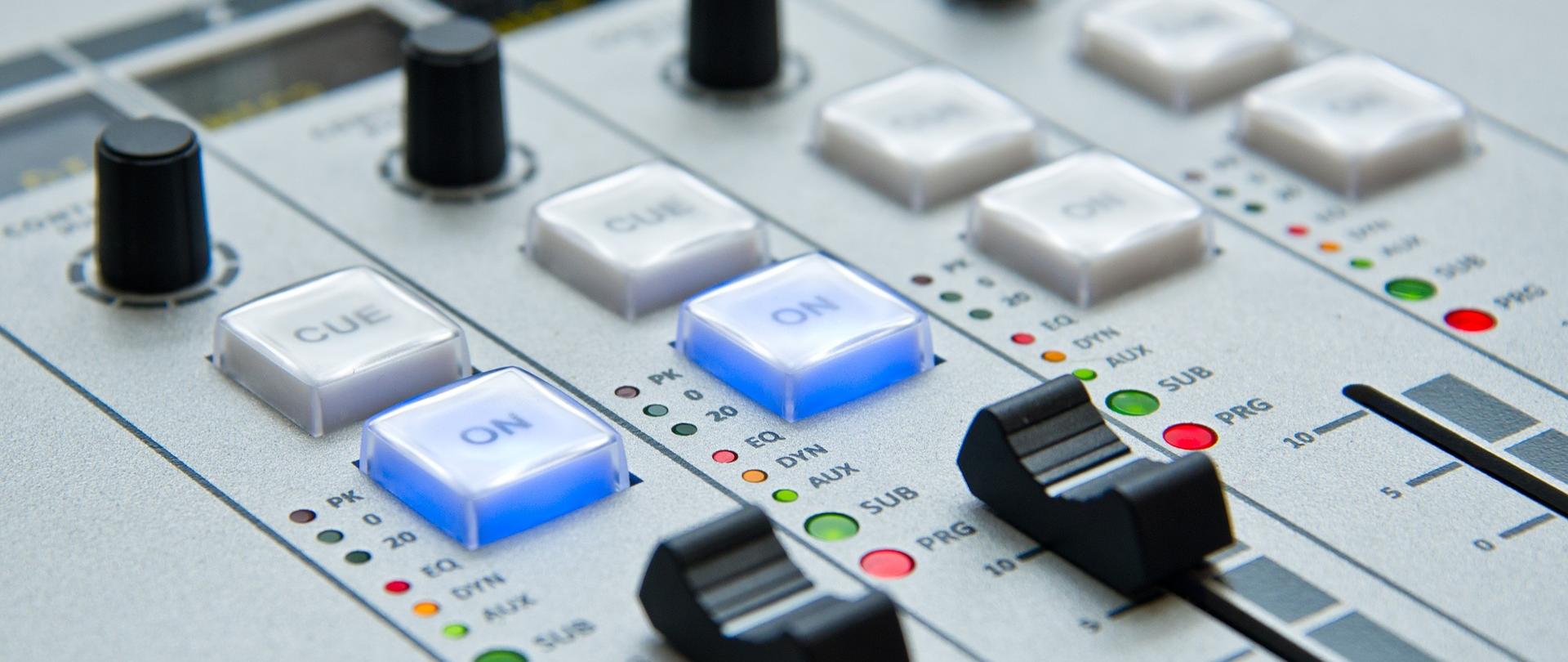 Zdjęcie ilustracyjne. Zbliżenie na konsoletę radiową