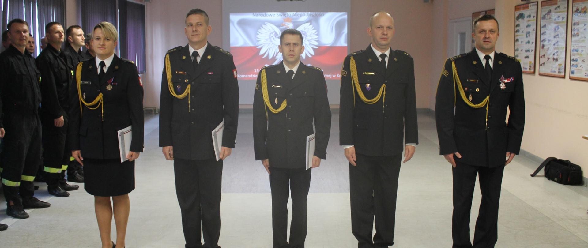 Zdjęcie przedstawia awansowych funkcjonariuszy podczas uroczystej zbiórki z okazji Święta Niepodległości