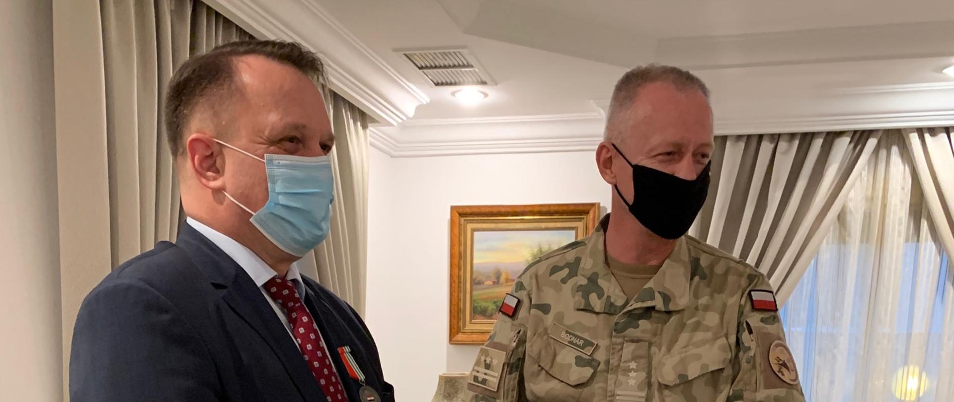 Wręczenie pamiątkowej tabliczki płk Mirosławowi Bodnarowi, dowódcy IX zmiany Polskiego Kontyngentu Wojskowego Irak przez ambasadora RP Pawła Lechowicza.