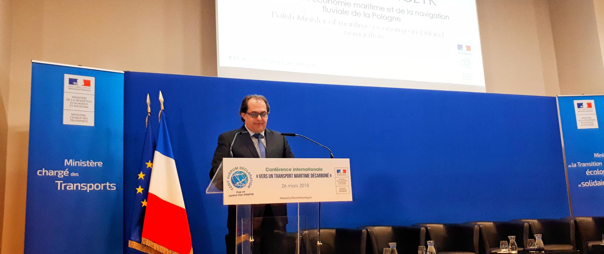 Minister Marek Gróbarczyk przemawia na konferencji w Paryżu