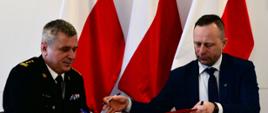 Zdjęcie przedstawia pomorskiego komendanta wojewódzkiego PSP st. bryg. Piotra Sochę oraz prezesa WFOŚiGW Marcina Ossowskiego podczas podpisania listu intencyjnego.