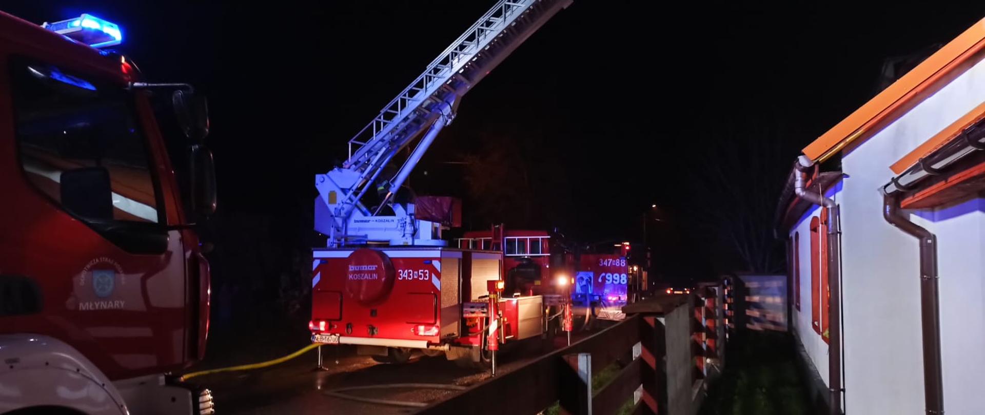 Zdjęcie przedstawia pojazdy straży pożarnej ustawione na ulicy, w miejscu w którym doszło do zdarzenia.