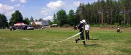 Rywalizacja drużyn pożarniczych na Gminnych zawodach sportowo-pożarniczych w konkurencji: "ćwiczenie bojowe"
