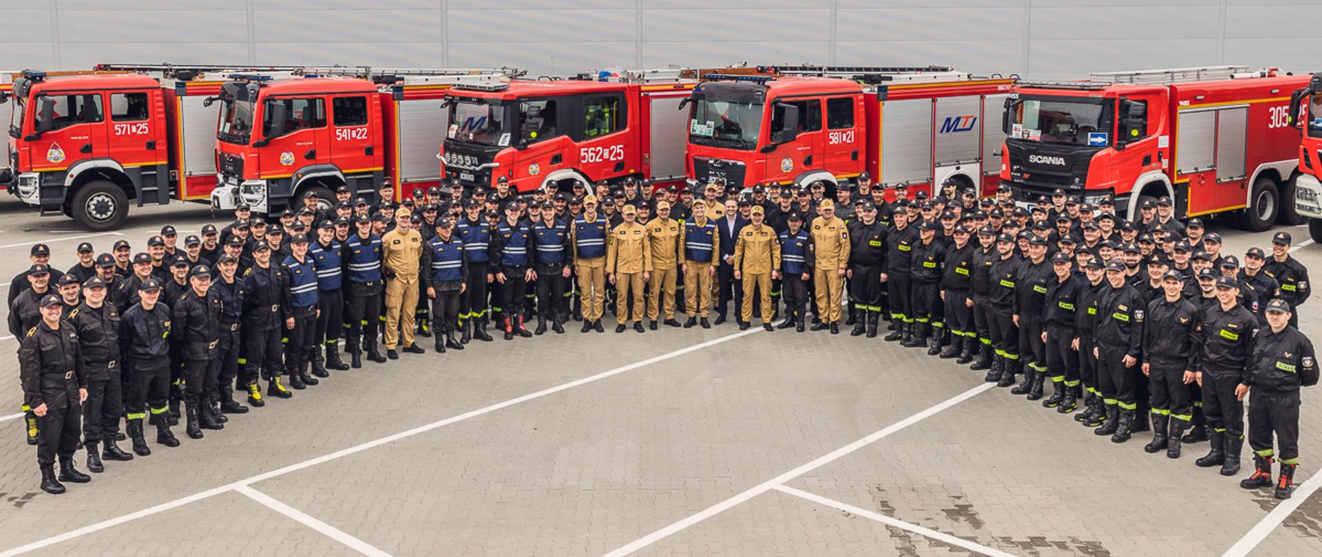 Zdjęcie grupowe całego stanu osobowego modułu oraz przedstawiciela ministerstwa i komendantów. 