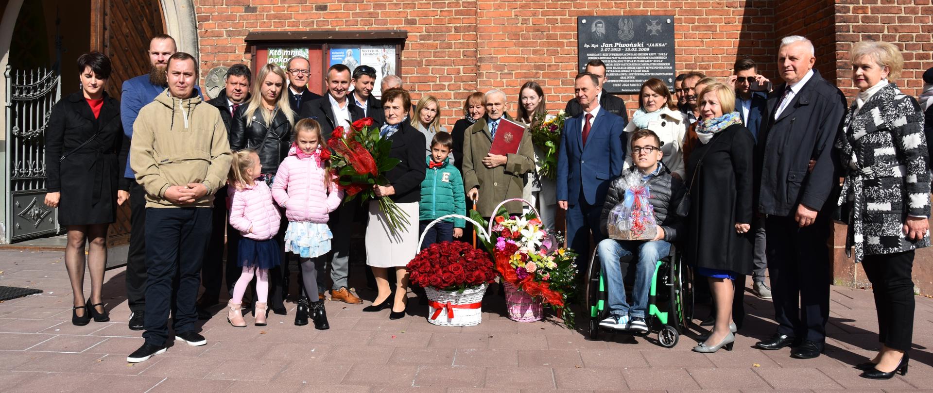 Wspólne zdjęcie Pana Adama Piwońskiego z rodziną, przyjaciółmi oraz władzami lokalnymi 