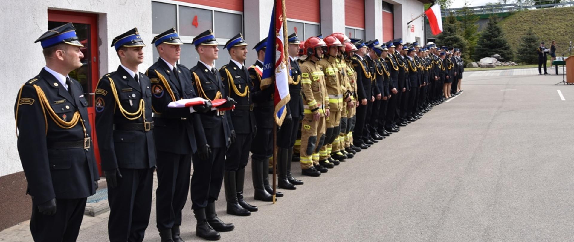 Strażacy stoją na uroczystej zbiórce
