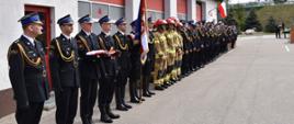 Strażacy stoją na uroczystej zbiórce
