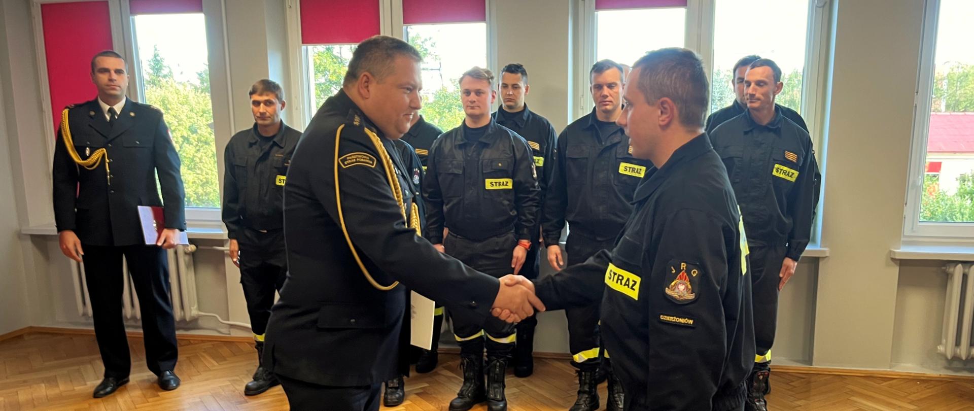 Uroczyste ślubowanie nowo przyjętego do służby strażaka