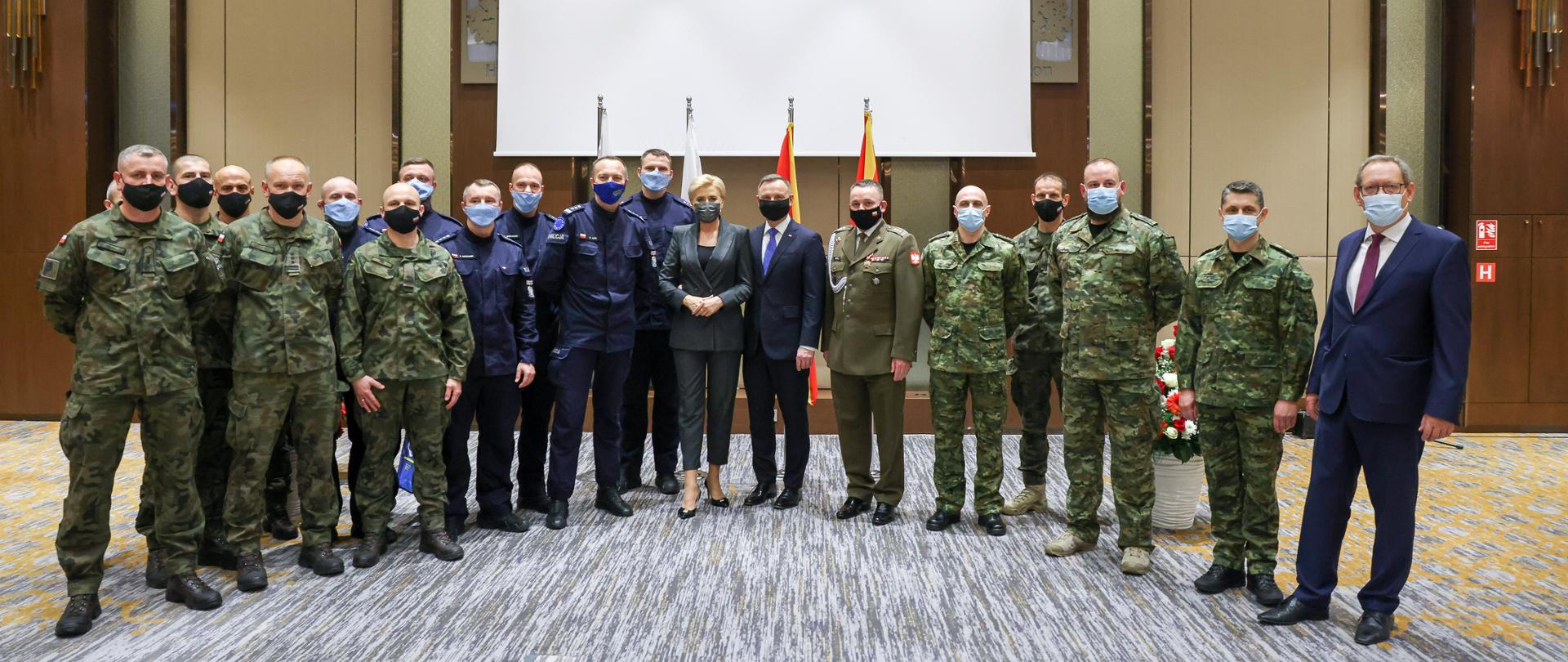 Uwaga!!! Zdjecia pochodzace z oficjalnego serwisu fotograficznego Kancelarii Prezydenta RP moga byc wykorzystywane jedynie w celu ilustrowania materialow, dotyczacych dzialan Prezydenta RP. Jakakolwiek ingerencja w integralnosc zdjecia - w tym kadrowanie czy obrobka graficzna - jest niedozwolona. Wszelkie wykorzystywanie zdjec pochodzacych z oficjalnego serwisu fotograficznego Kancelarii Prezydenta RP w celach komercyjnych lub w materialach o charakterze politycznym jest zabronione.