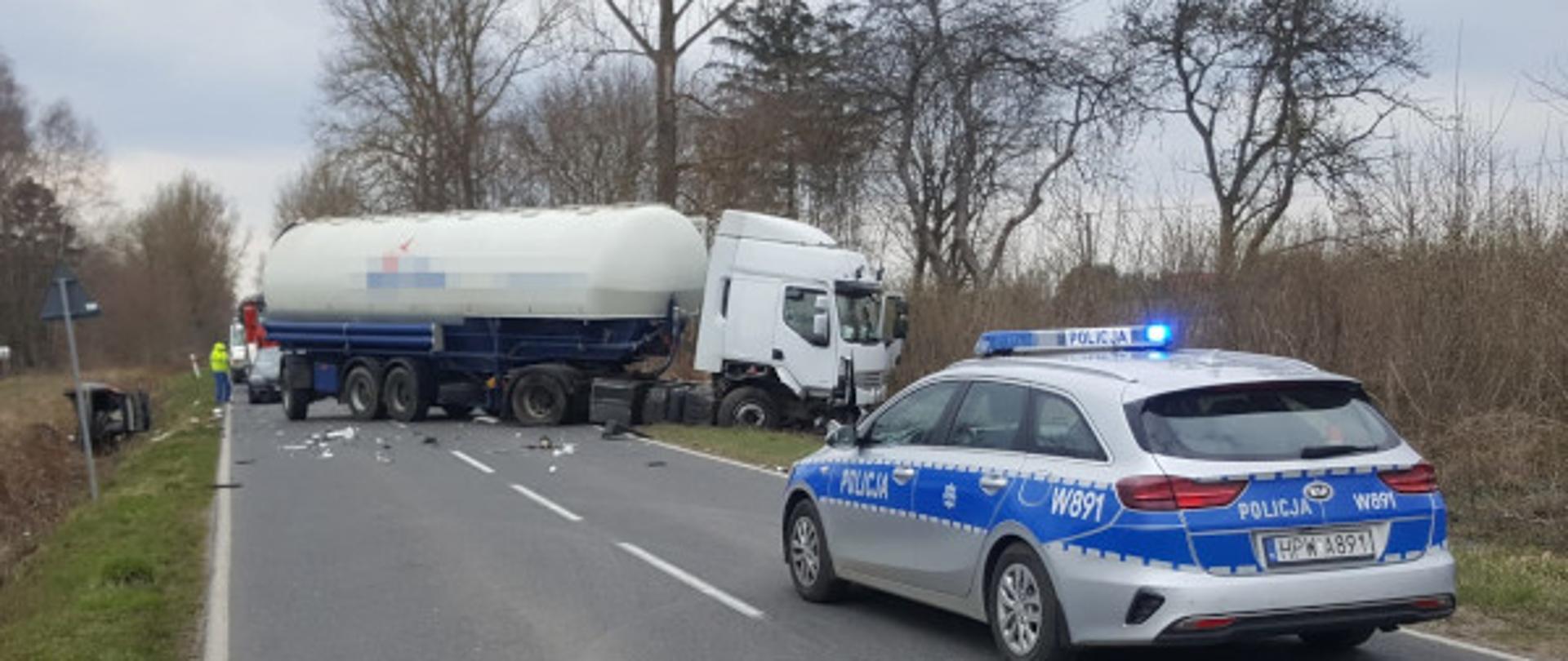 Zderzenie samochodu osobowego z ciężarowym przy miejscowości Ostropole