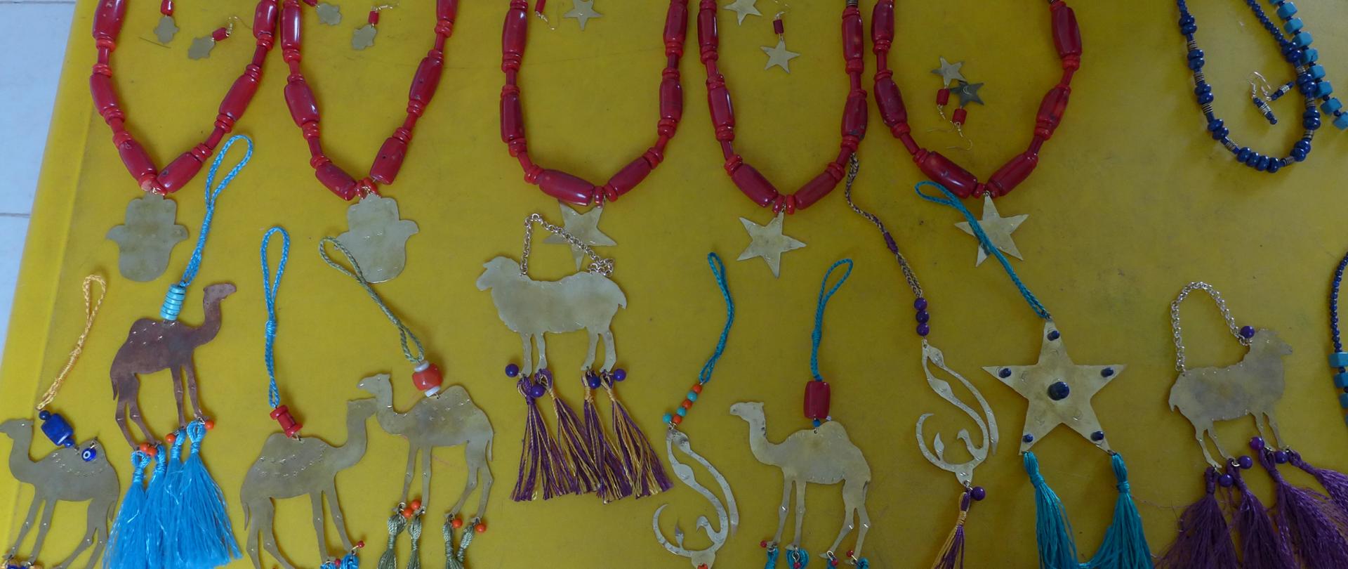 kolorowa biżuteria w postaci korali, kolczyków, zawieszek