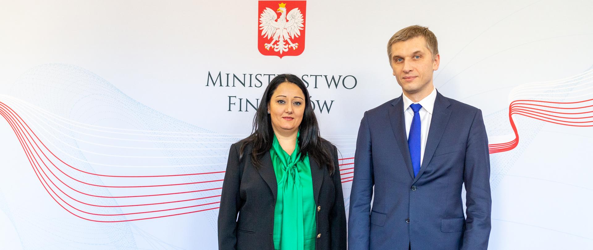Wiceminister finansów Piotr Nowak oraz wiceprezes EBI Lilyana Pavlova, w tle godło Polski i napis Ministerstwo Finansów