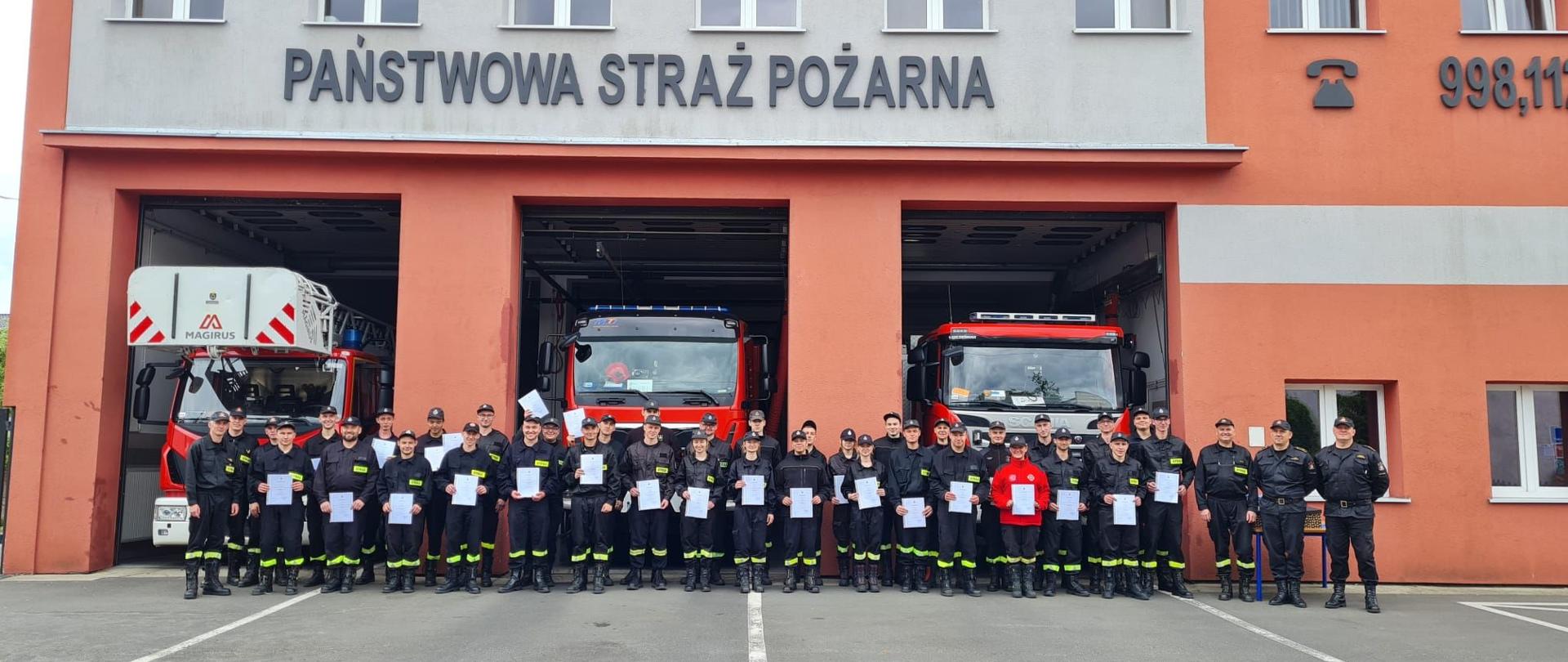 Zdjęcie grupowe absolwentów i kadry dydaktycznej.