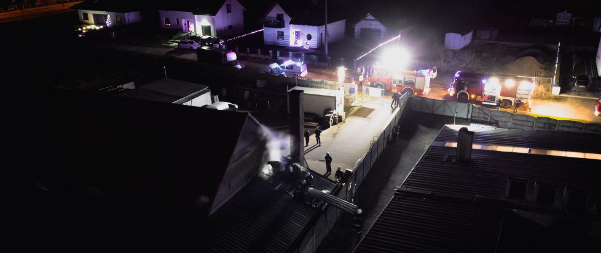 Zdjęcie z lotu ptaka, które przedstawia zastępy biorące udział w zdarzeniu. W tle widać okoliczne zabudowania.