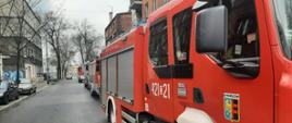 Zdjęcie przedstawia samochody pożarnicze w czasie działań ratowniczo gaśniczych