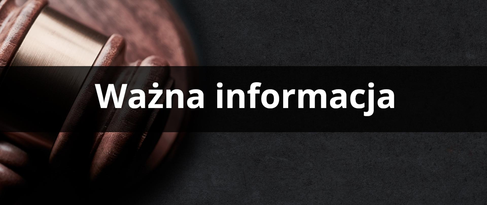 Baner ważna informacja. W tle młotek.
