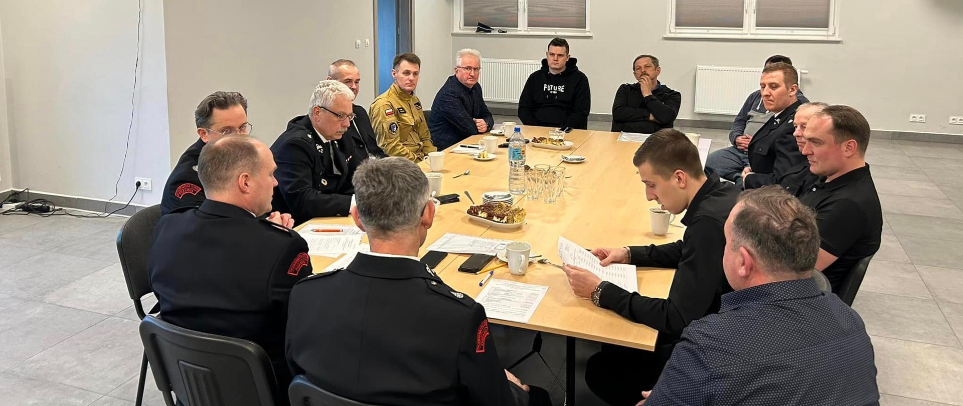 Druhowie podczas zebrania sprawozdawczego OSP Redło