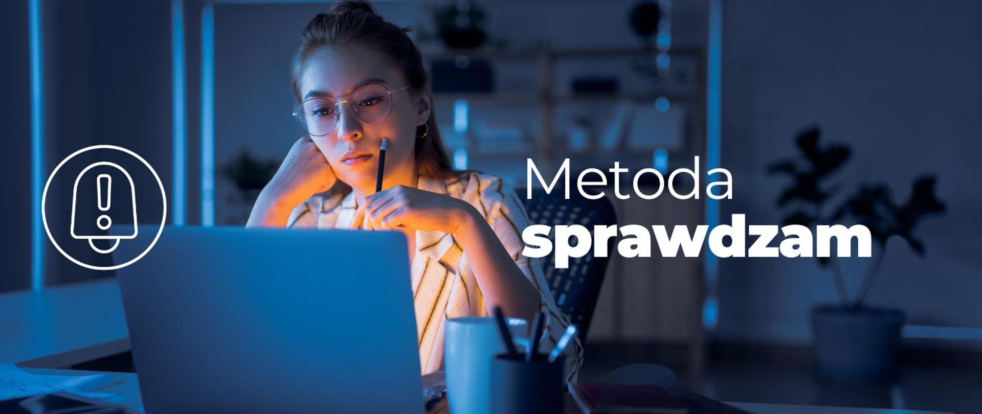 na zdjęciu widnieje kobieta, podpierająca podbródek ołówkiem wpatrzona w ekran laptopa. Po prawej stronie widnieje napis Metoda sprawdzam. 