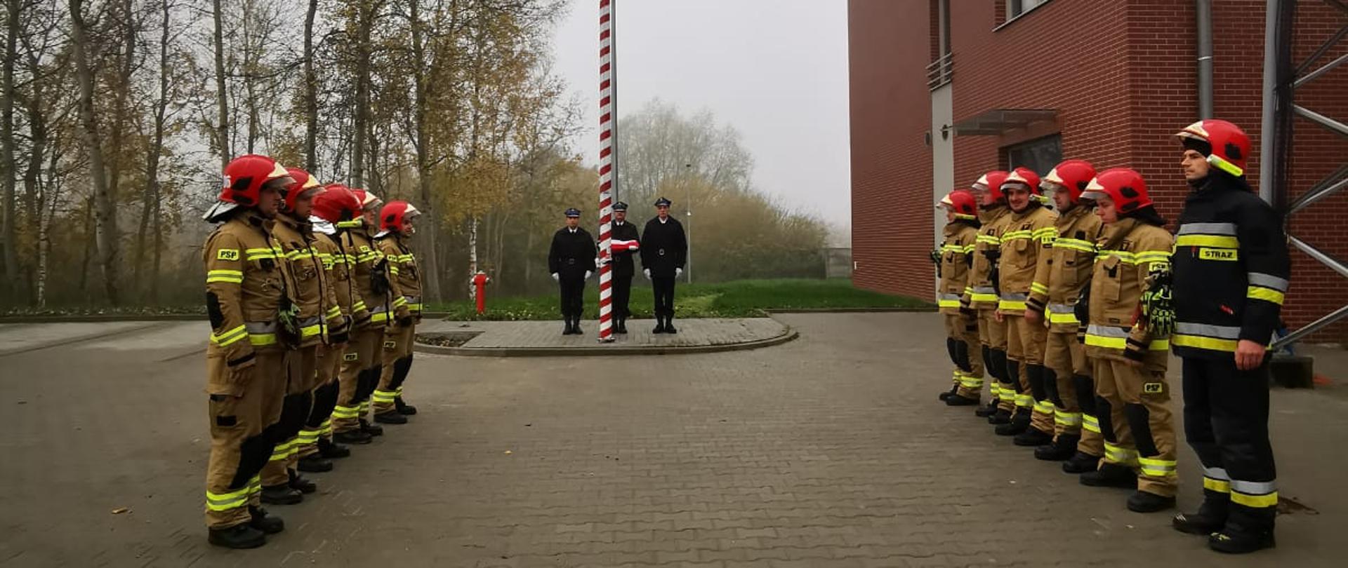 Widoczni na zdjęciu strażacy podczas uroczystej zmiany służby 