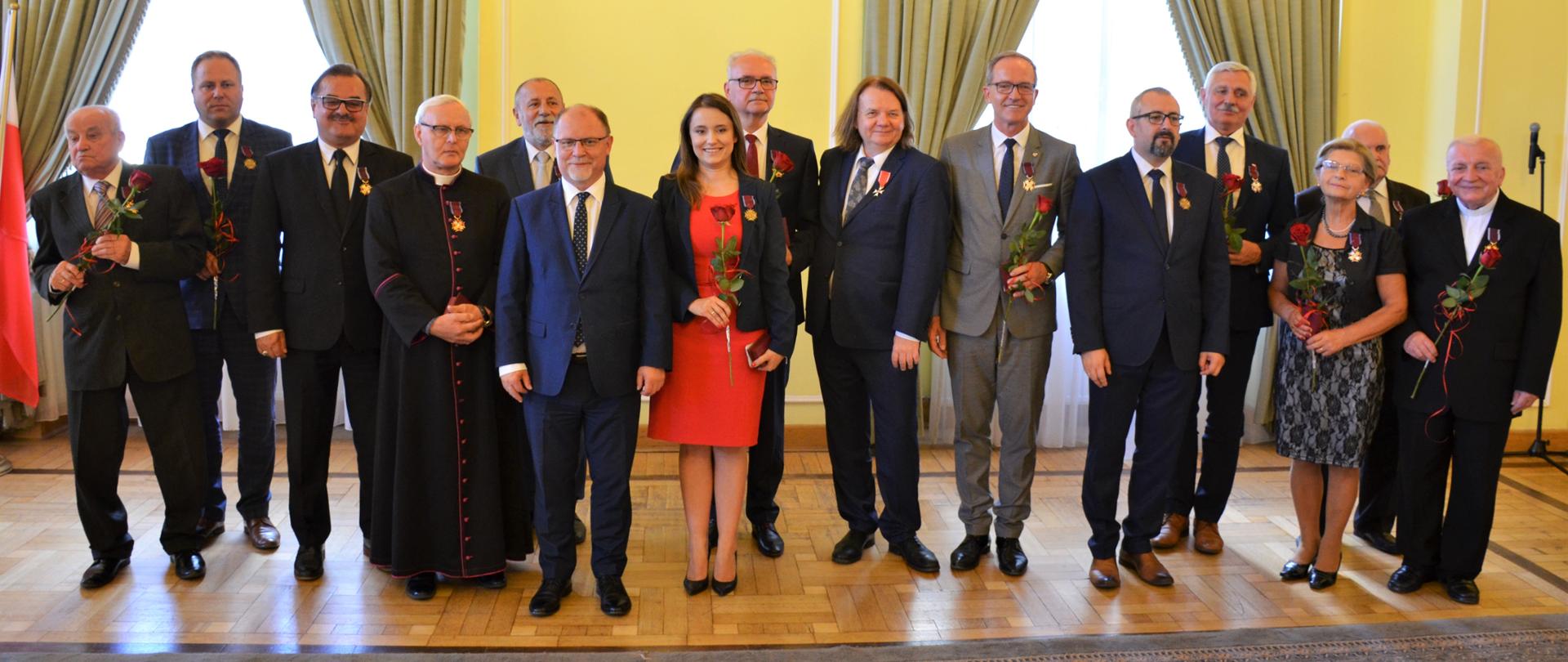 Wspólne zdjęcie Wojewody Mazowieckiego Zdzisława Sipiery z osobami odznaczonymi podczas dzisiejszej ceremonii.