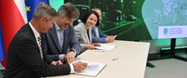 Podpisanie 6 umów dot. budowy i rozbudowy sieci elektroenergetycznych na potrzeby zasilania ogólnodostępnych stacji ładowania dużych mocy w siedzibie NFOŚiGW z przedstawicielami zarządów ENEA Operator, Energa-Operator, PGE Dystrybucja i TAURON Dystrybucja. 
