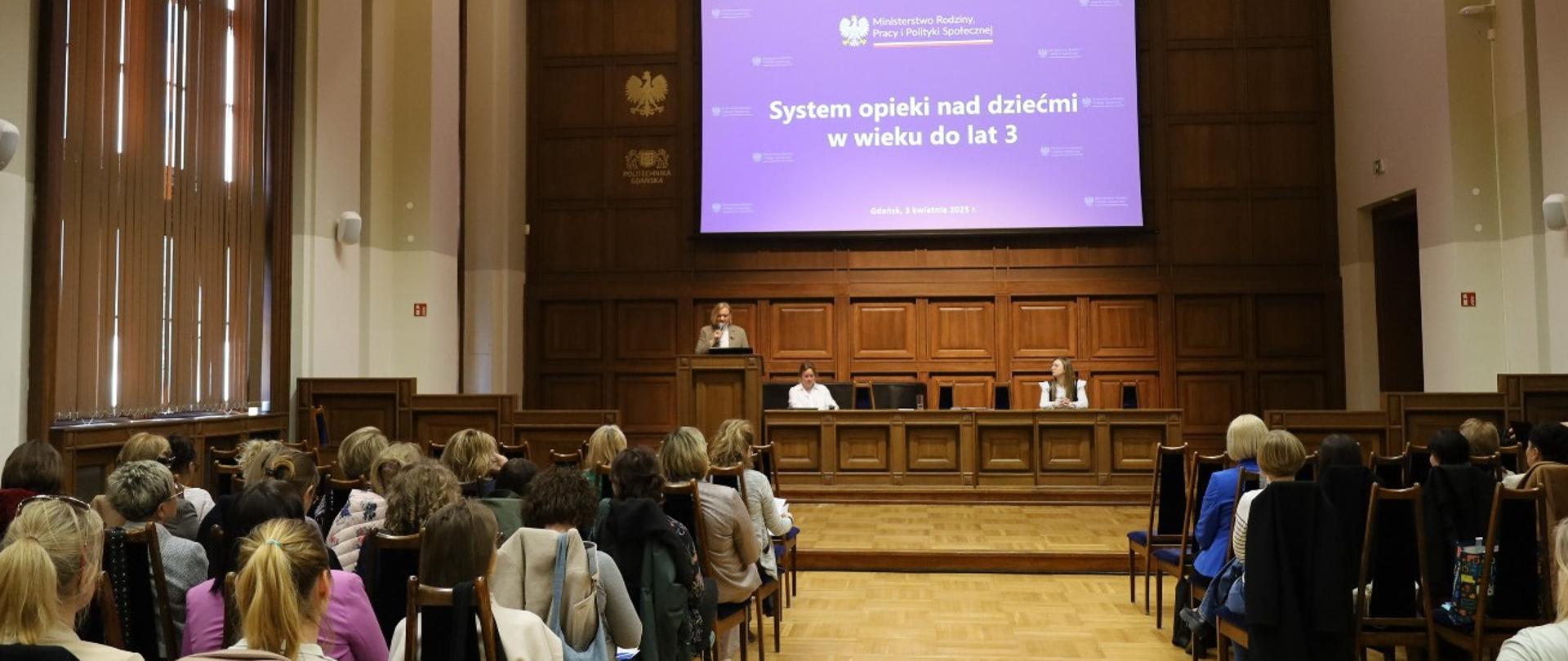 kobieta stoi na scenie i przemawia