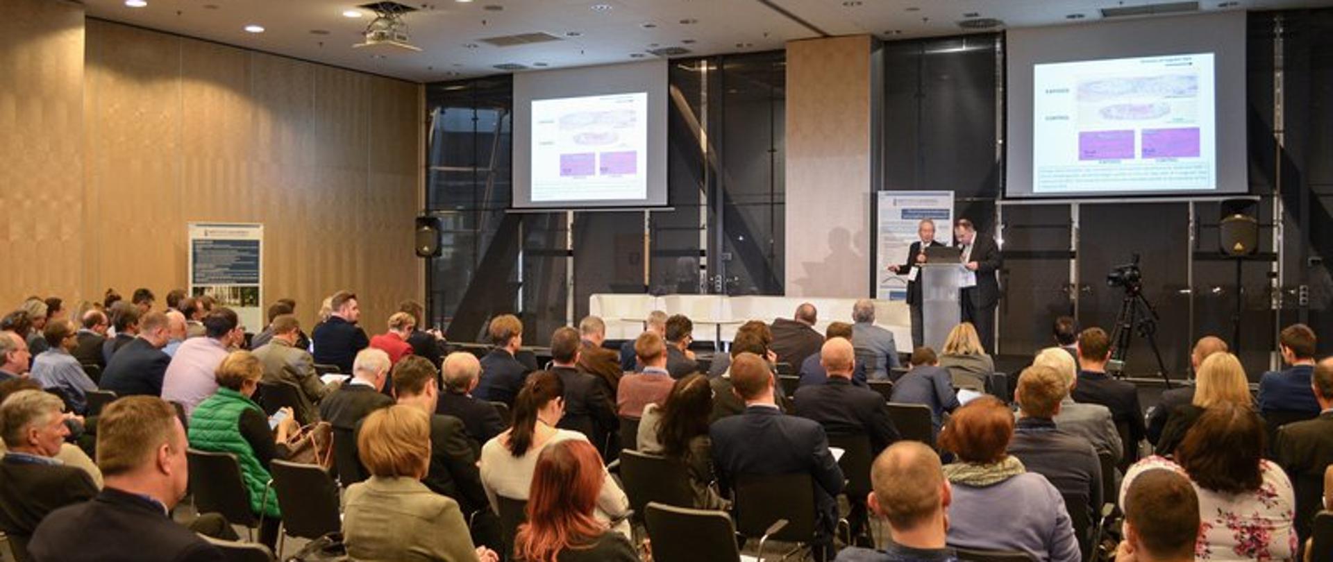 Uczestnicy konferencji Pole elektromagnetyczne i jego wpływ na środowisko