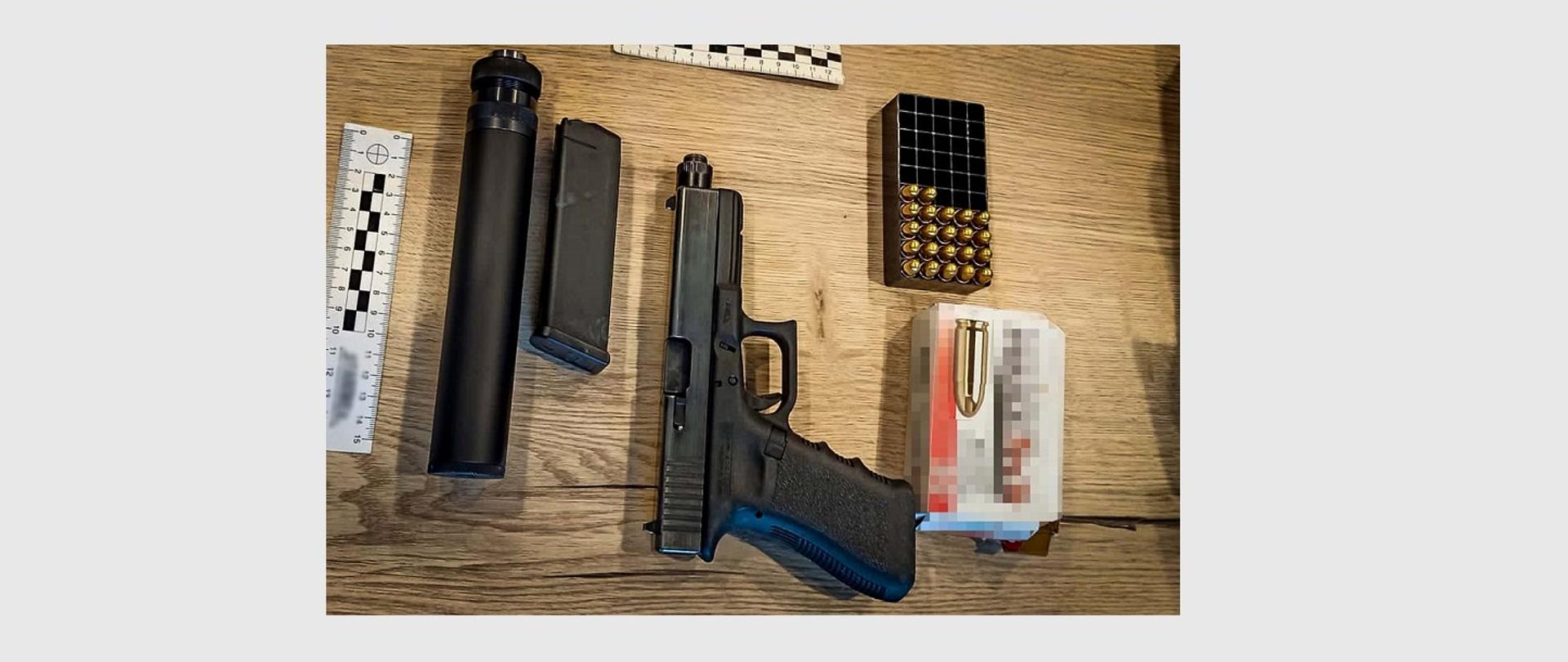 zdjęcie przedstawiające dowody - broń palną oraz amunicję