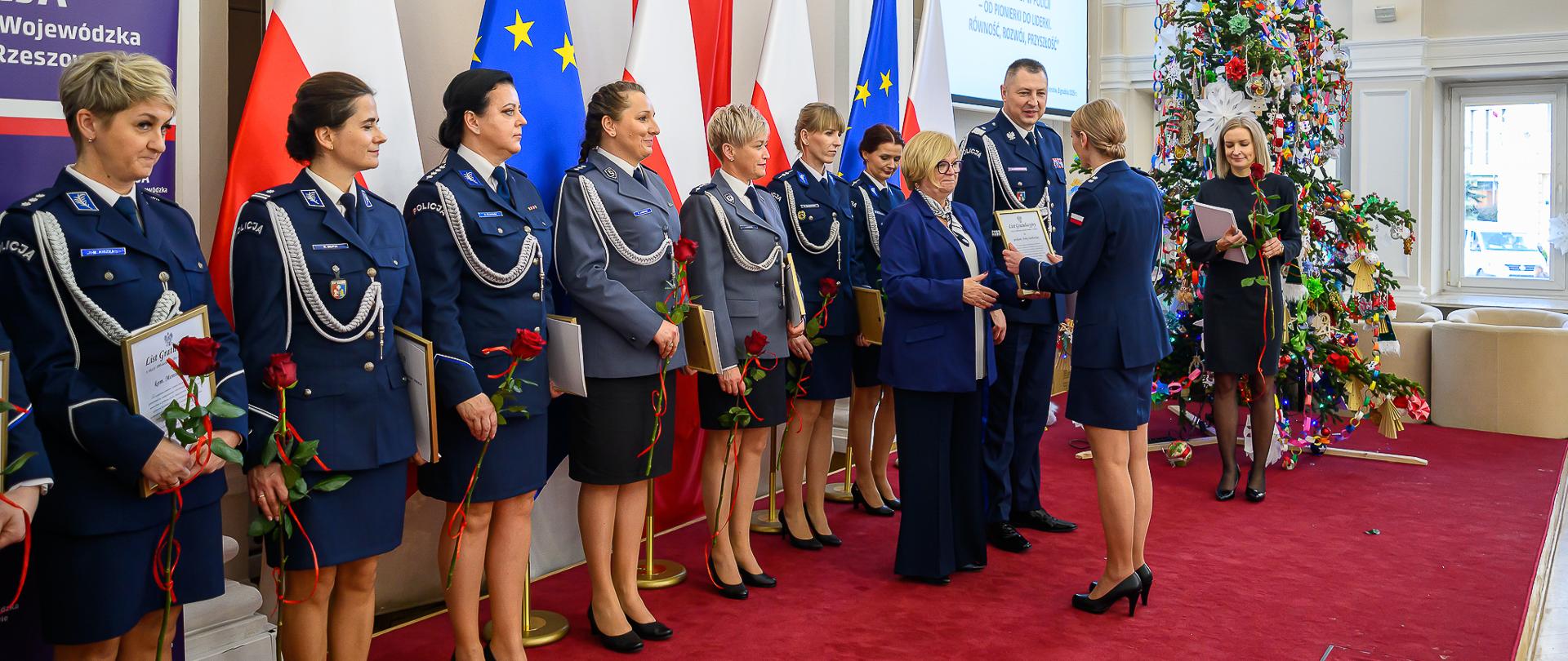 Zdjęcie przedstawia policjantki podczas konferencji