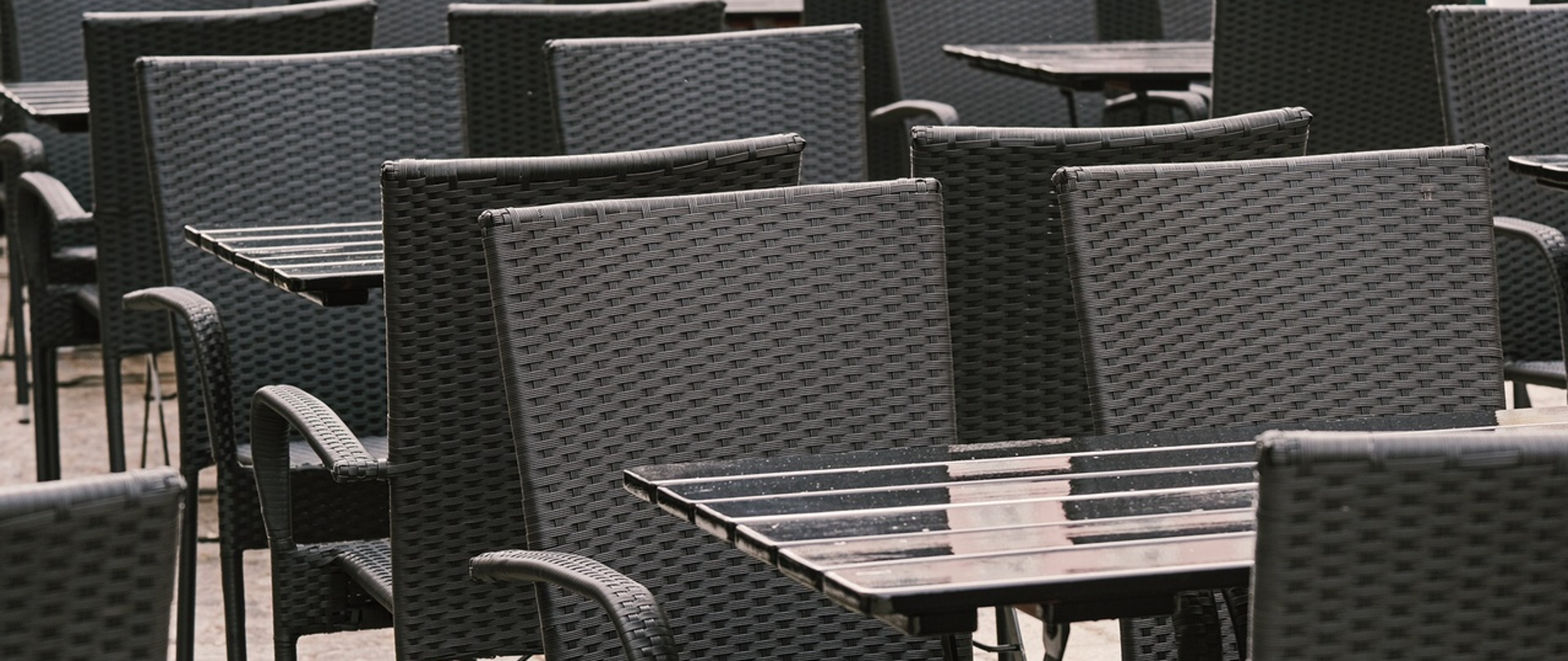 Restauracja z pustymi stolikami i krzesłami
