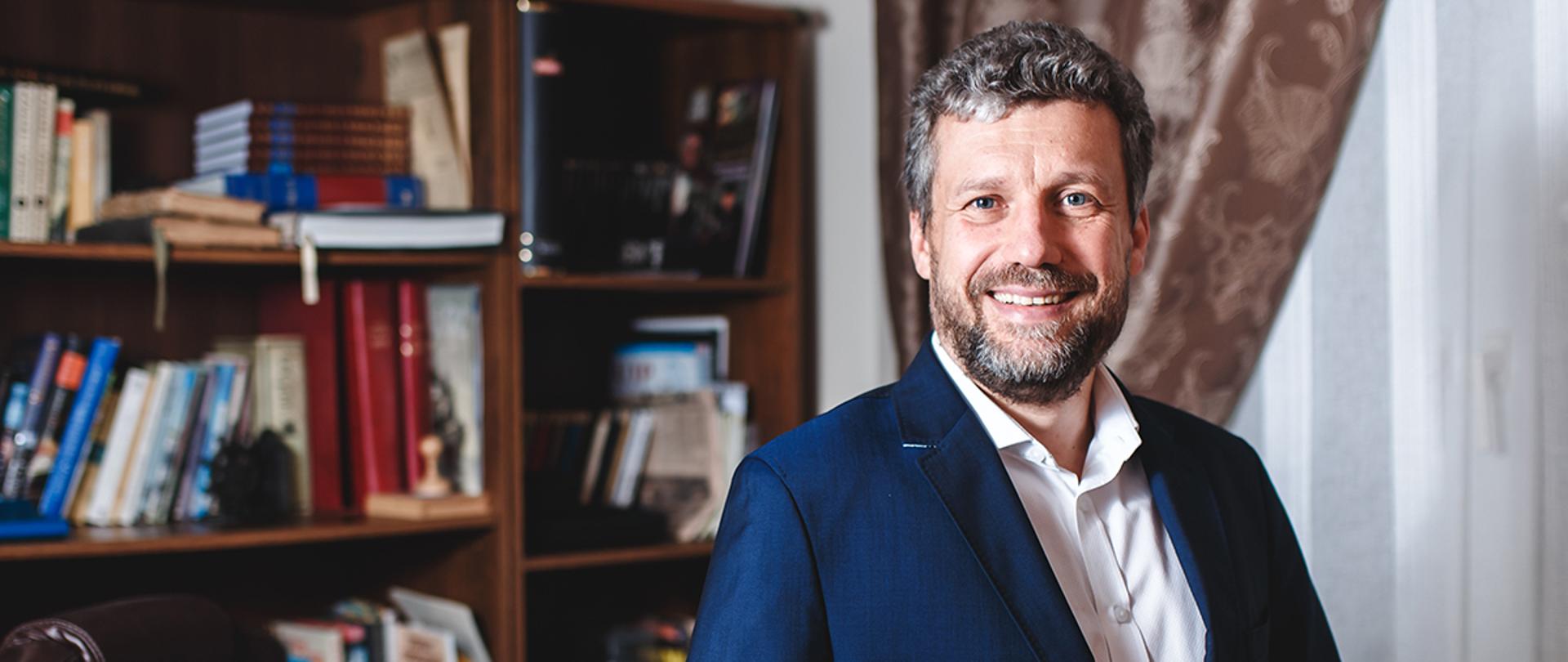 Elegancko ubrany mężczyzna