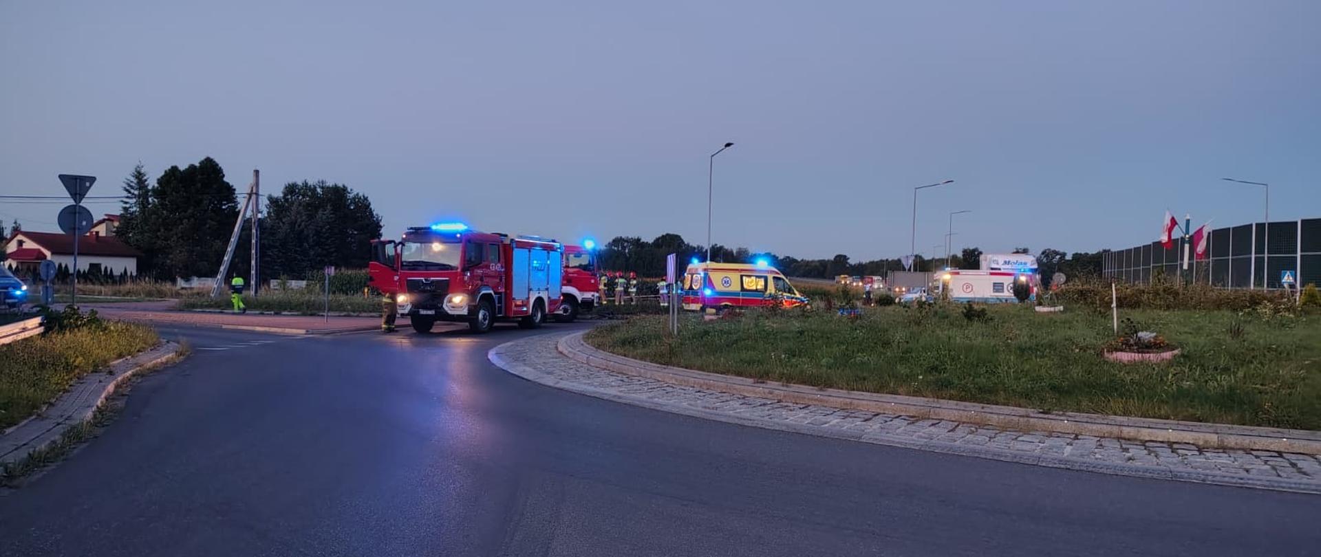 Na rondzie widać samochody służb biorących udział w działaniach ratowniczych.
