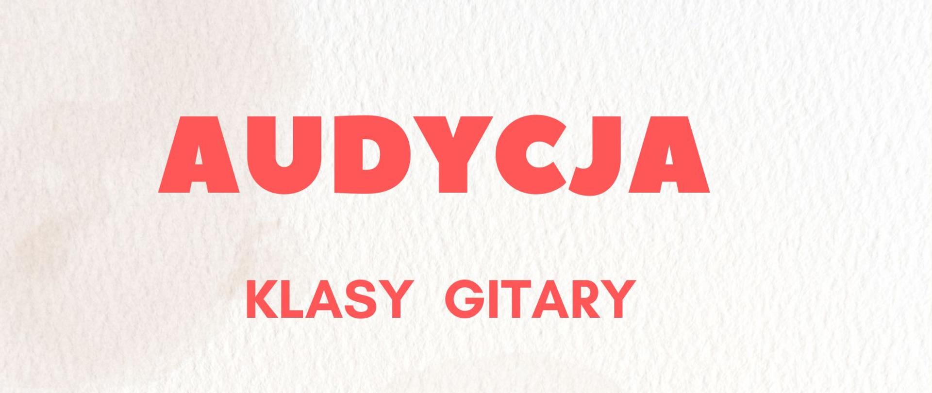 Plakat utrzymany w jasnej, minimalistycznej stylistyce. Na tle przypominającym fakturowany papier umieszczono duży czerwony tytuł. Centralnym elementem graficznym jest ilustracja klasycznej gitary o ciepłych, złoto-brązowych barwach, oparta o drewniane ogrodzenie, obok jasnego kapelusza. Delikatne, pastelowe akcenty w tle nawiązują do górskiego krajobrazu. Kompozycja jest symetryczna, z dużą ilością wolnej przestrzeni, co podkreśla elegancki i spokojny charakter projektu.