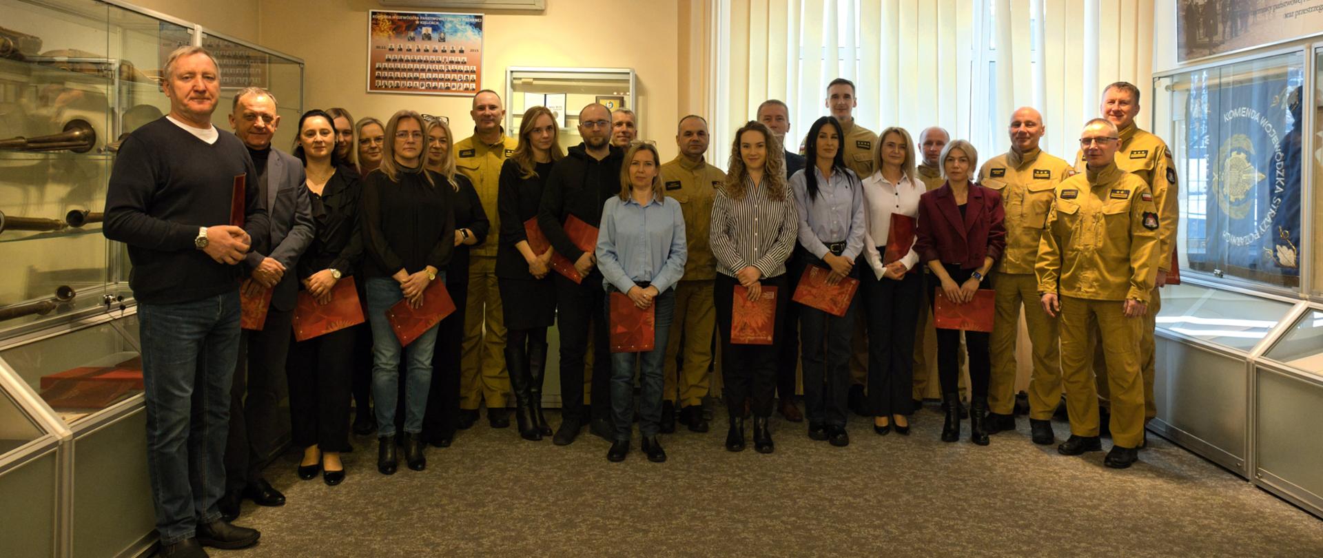 Na zdjęciu pracownicy wchodzący w korpus służby cywilnej PSP wraz ze strażakami (dowódcami) w sali tradycji KW PSP Kielce