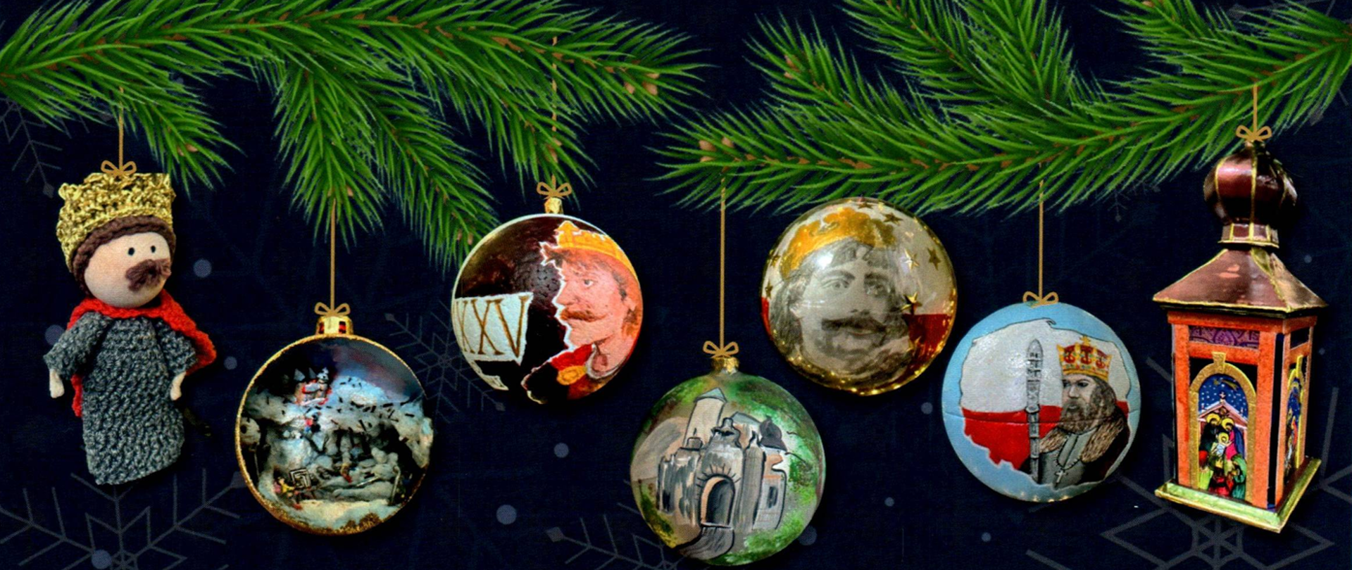 Dwie zielone gałązki z wiszącymi kolorowymi bombkami na granatowym tle