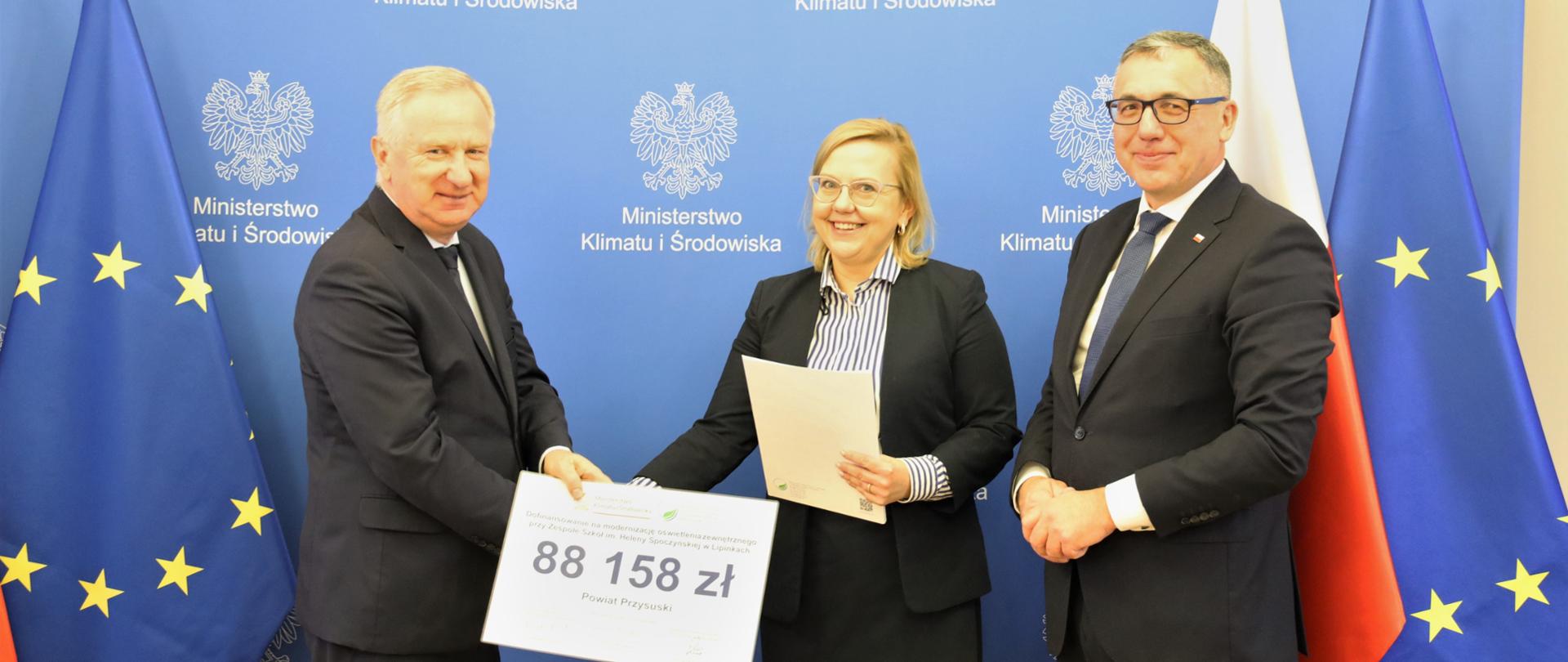 Umowy z przedstawicielami powiatów – Marianem Niemirskim, starostą powiatu Przysucha oraz Waldemarem Trelką, starostą powiatu radomskiego, 17 listopada 2022 r. w siedzibie Ministerstwa Klimatu i Środowiska, podpisał Marek Ryszka, prezes zarządu WFOŚiGW w Warszawie. W uroczystości uczestniczyła minister Anna Moskwa