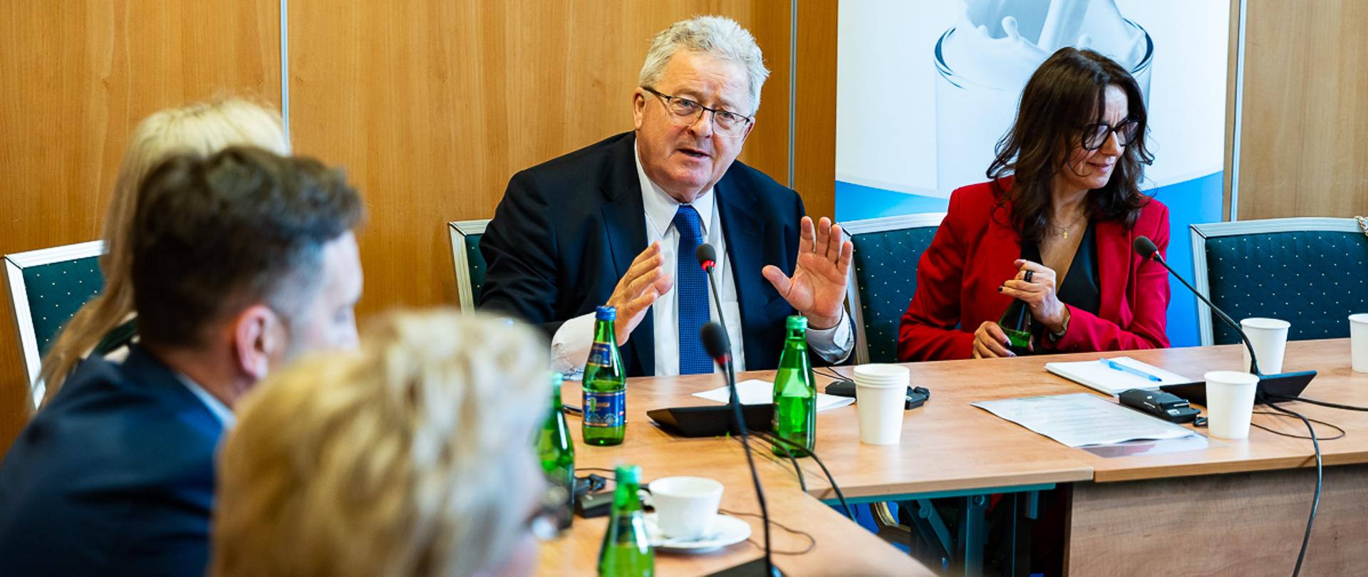 Minister Czesław Siekierski zwraca się do przedstawicieli branży mlecznej (fot. MRiRW)